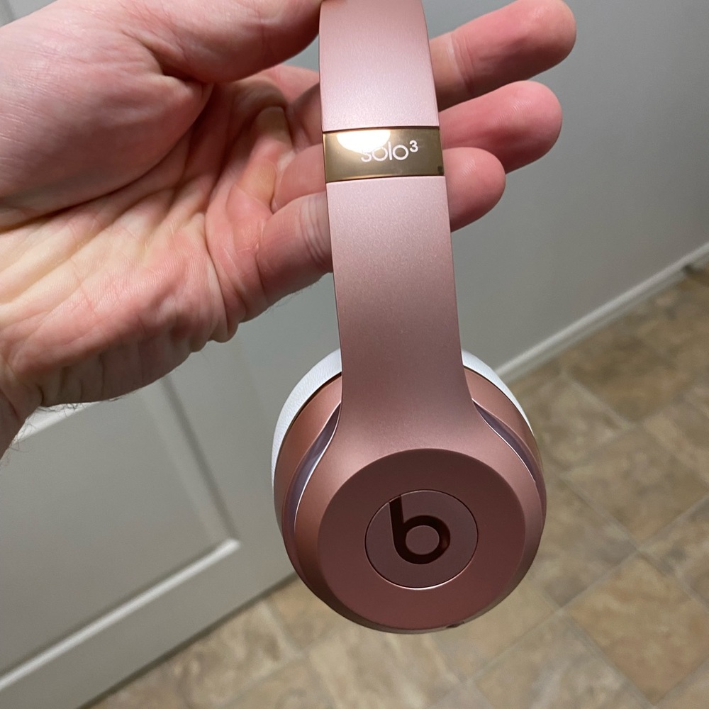 Rose Gold Beats Solo 3 Wireless Headphones EUC - Picture 7 of 7